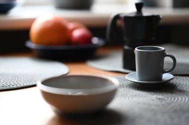 Masada demlenmiş kahve ve gayzer kahve makinesi.