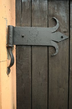 Sapı olan eski ahşap kapı.
