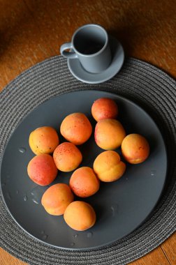 Siyah tabakta olgun kayısıların yakın plan çekimi.