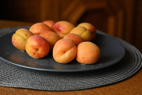 Close Shot Ripe Apricots Black Plate — Stock fotografie