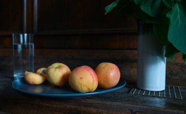 Olgun taze kayısıların yakın plan çekimi.