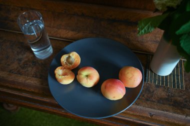 Olgun taze kayısıların yakın plan çekimi.