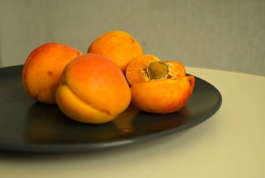 Olgun taze kayısıların yakın plan çekimi.