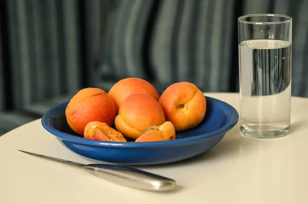 Nahaufnahme Von Reifen Frischen Aprikosen Und Einem Glas Wasser — Stockfoto