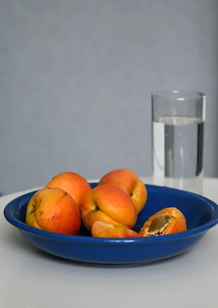 Close Shot Ripe Fresh Apricots Glass Water — Stock fotografie