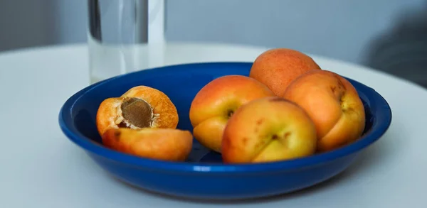 Close Shot Ripe Fresh Apricots Glass Water — Stockfoto