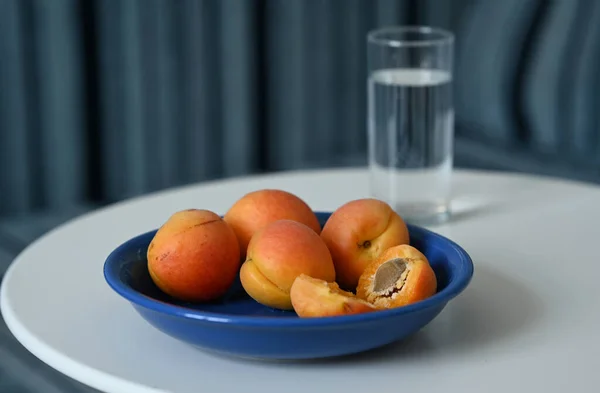 Nahaufnahme Von Reifen Frischen Aprikosen Und Einem Glas Wasser — Stockfoto