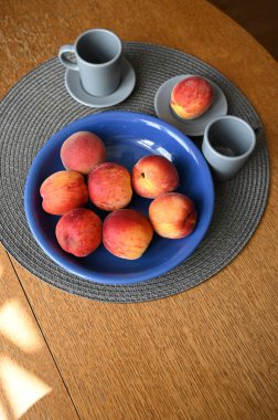 Taze şeftali ve meyve tabağında