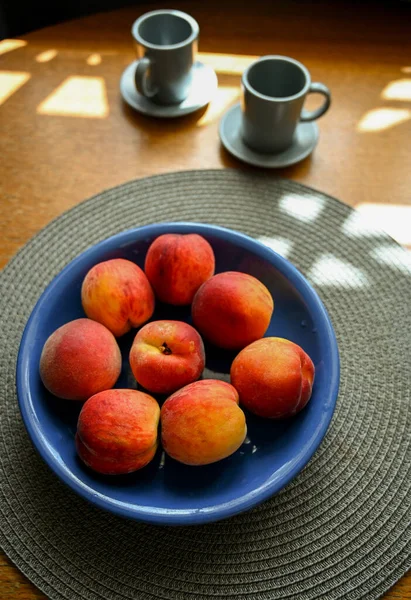 Frische Pfirsiche Und Früchte Auf Einem Teller — Stockfoto
