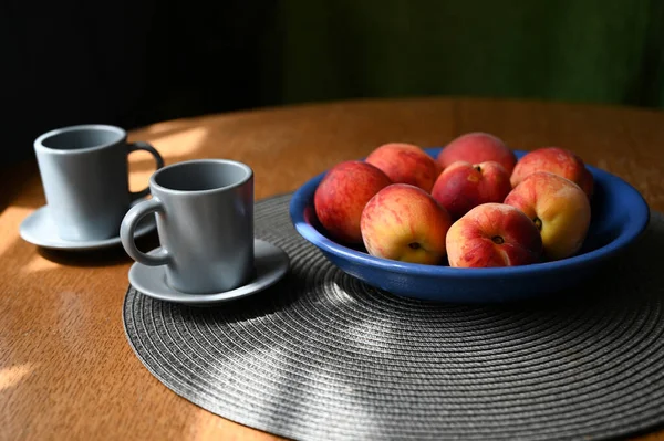 Rote Und Gelbe Äpfel Einem Becher Auf Einem Holztisch — Stockfoto