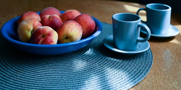 Rote Äpfel Und Eine Tasse Tee Auf Einem Holztisch — Stockfoto