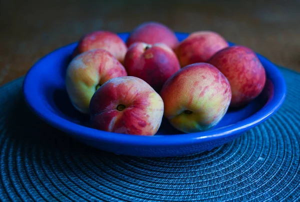 Frische Pfirsiche Auf Einem Blauen Teller — Stockfoto