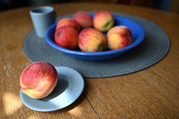 Frische Pfirsiche Einer Schüssel Auf Einem Holztisch — Stockfoto