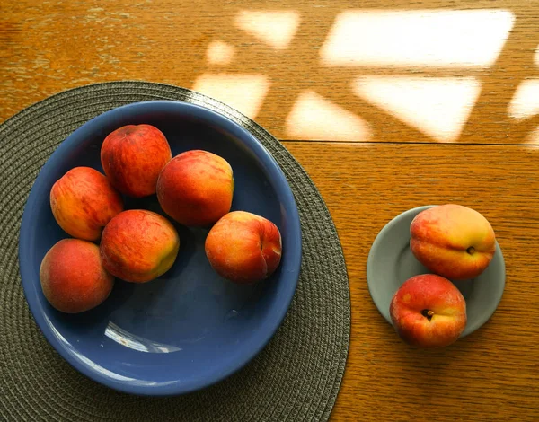 Fresh Ripe Peaches Plate Wooden Background — Stockfoto