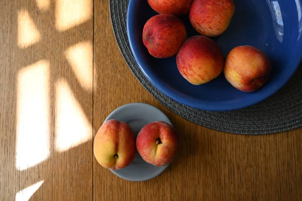 Frische Pfirsiche Auf Einem Holztisch — Stockfoto