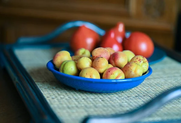 Fresh Ripe Apricots Tomatoes Table — Stockfoto