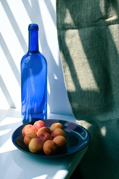Fresh Ripe Apricots Plate Bottle — Stock fotografie