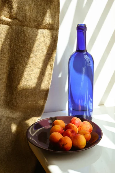 Fresh Ripe Apricots Plate Bottle — Stock fotografie