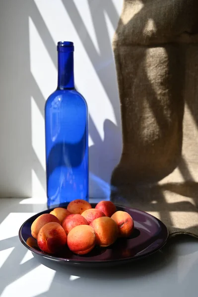 Fresh Ripe Apricots Plate Bottle — Stockfoto