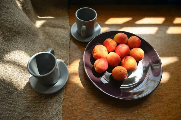 Fresh Ripe Apricots Cups Table — Stockfoto