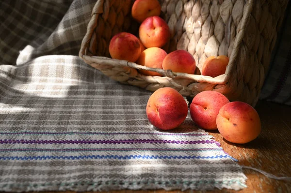 Frische Reife Aprikosen Auf Dem Tisch — Stockfoto