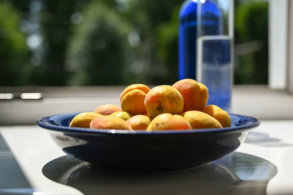 Fresh Ripe Apricots Plate Glass Water — Stockfoto