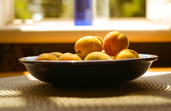 Frische Reife Aprikosen Auf Dem Tisch — Stockfoto