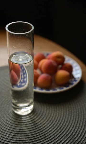 Свіжі Стиглі Абрикоси Тарілці Склянці Води — стокове фото