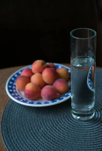 Fresh Ripe Apricots Plate Glass Water — Stockfoto