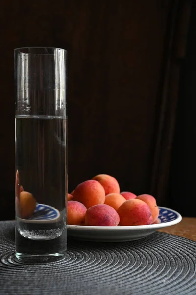 Fresh Ripe Apricots Plate Glass Water — Stockfoto