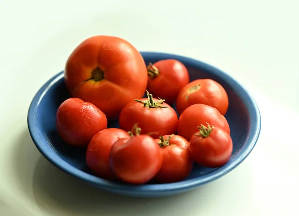 Tomates Fraîches Sur Fond Blanc — Photo
