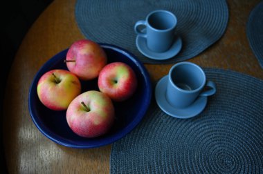 Mavi bir tabakta elmaların yaşamı