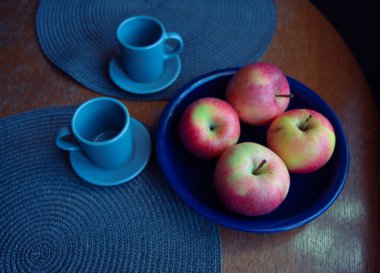 Mavi bir tabakta elmaların yaşamı