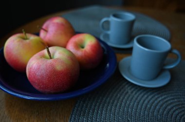Mavi bir tabakta elmaların yaşamı