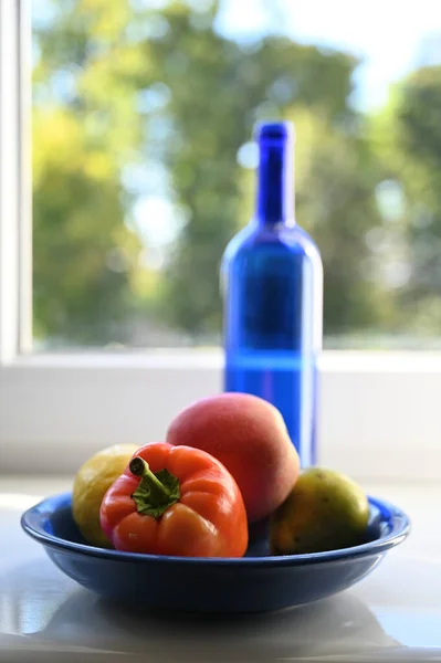 Stillleben Mit Blauer Flasche Pfeffer Und Früchten Fenster — Stockfoto