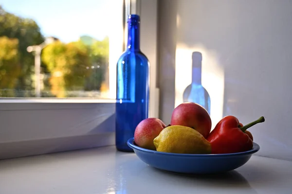 Stillleben Mit Blauer Flasche Pfeffer Und Früchten Fenster — Stockfoto