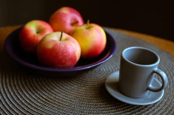 Stillleben Von Äpfeln Und Becher Auf Blauem Teller — Stockfoto