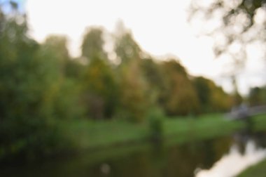 Sonbahar parkı manzarası odaklı değil