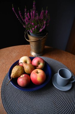 durgun meyve, seramik bardak ve çiçeklerle dolu bir hayat