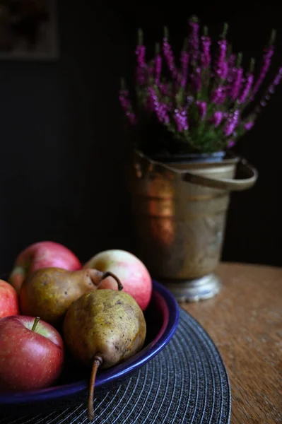 Natürmort meyve ve çiçek