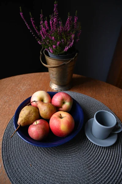 durgun meyve, seramik bardak ve çiçeklerle dolu bir hayat
