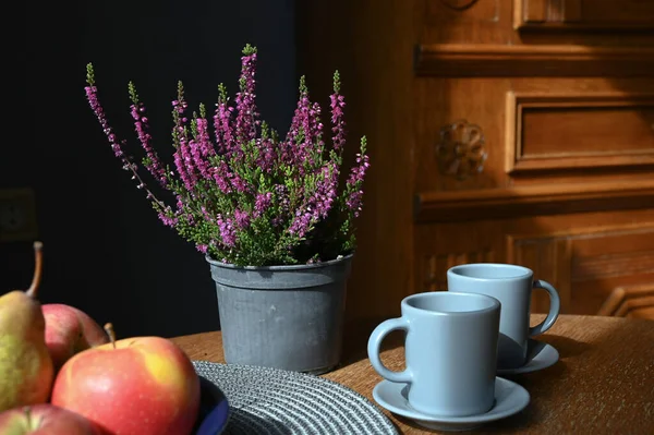 Stillleben Aus Früchten Keramiktassen Und Blumen — Stockfoto