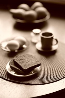 Kahvaltı hala kahve, ekmek ve yumurta dolu.