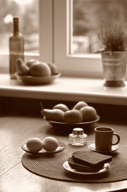 Kahvaltı hala kahve, ekmek ve yumurta dolu.