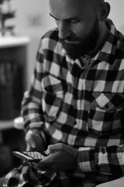 Ekose gömlekli kel sakallı adamın portresini kapat.