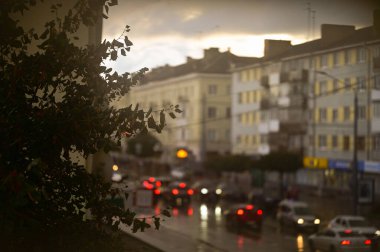 Şehir trafiğinin bulanık görüntüsü