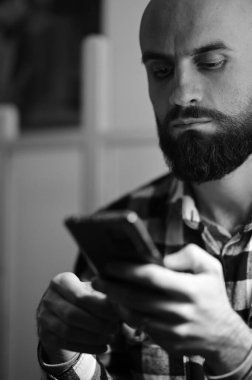 Ekose gömlekli kel sakallı adamın portresini kapat.