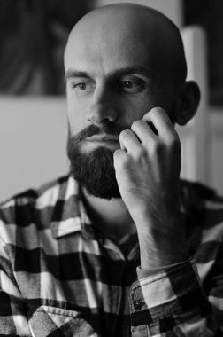 Ekose gömlekli kel sakallı adamın portresini kapat.