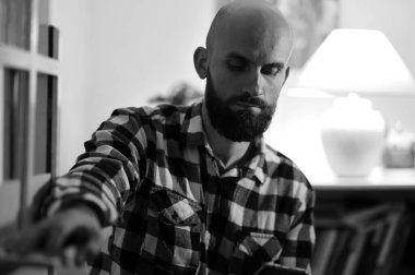 Ekose gömlekli kel sakallı adamın portresini kapat.