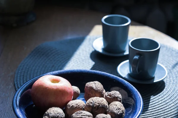 Tasse Tee Und Apfel Mit Nüssen Schüssel Auf Dem Tisch — Stockfoto